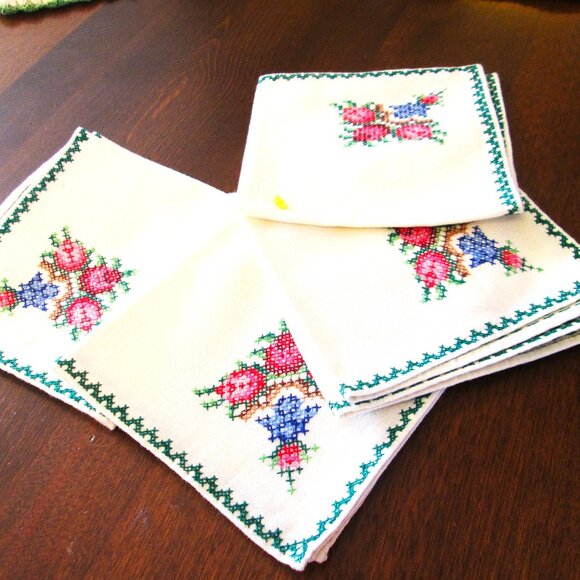 Handcrossstitched napkin/hanky with colorful rosebuds & Iris & edges. Set of 4 - Picture 7 of 8